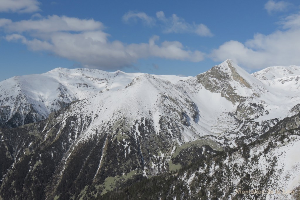 Los tres picos del centro: Puig de Les Borregues a la izquierda, Gra de Fajol Petit en el centro y Gra de Fajol Gran a la derecha